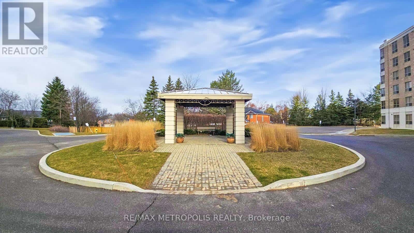 412 - 2200 JOHN STREET — Markham (German Mills), Ontario - Photo 2 of 36