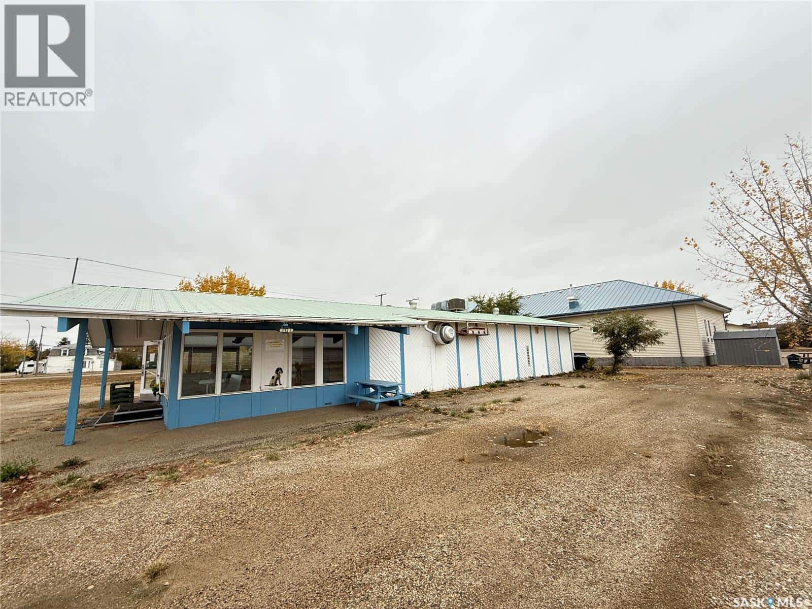 303 1st AVENUE E — Gravelbourg, Saskatchewan - Photo 2 of 28