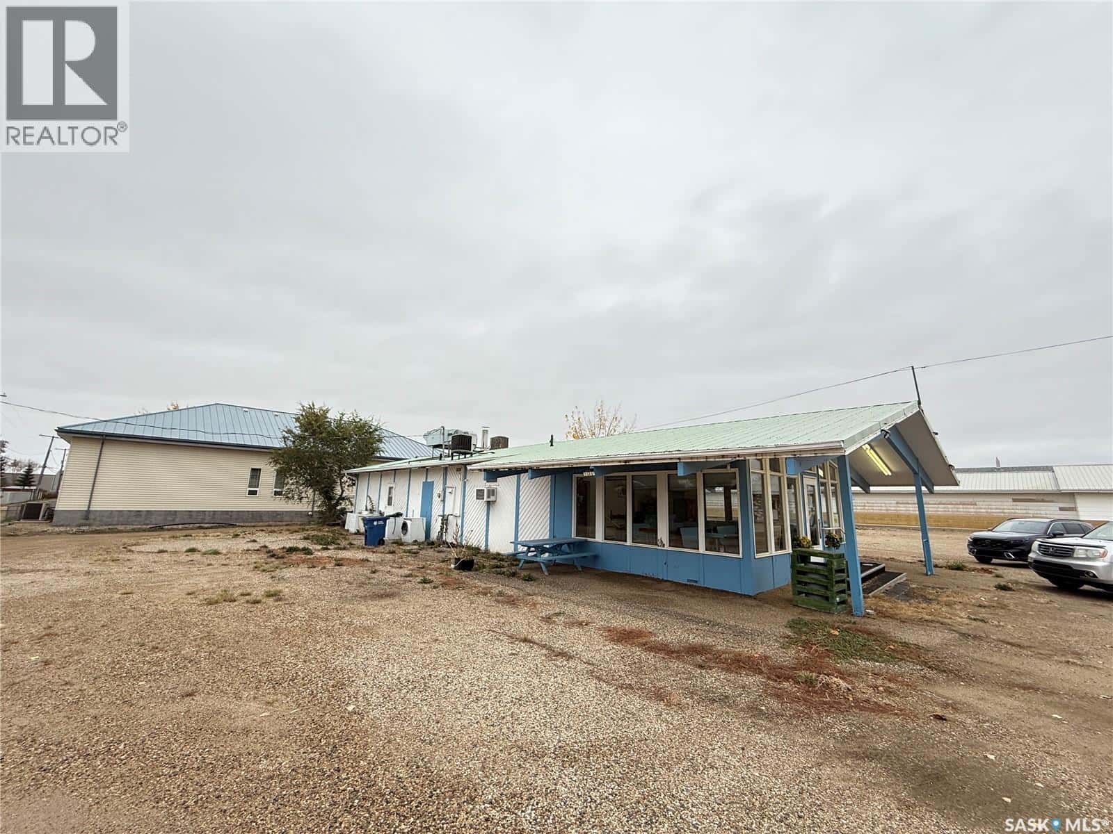 303 1st AVENUE E — Gravelbourg, Saskatchewan - Photo 3 of 28