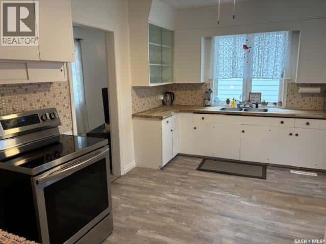 224 3rd AVENUE W — Canora, Saskatchewan - Photo 4 of 32