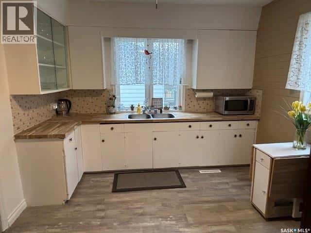 224 3rd AVENUE W — Canora, Saskatchewan - Photo 3 of 32