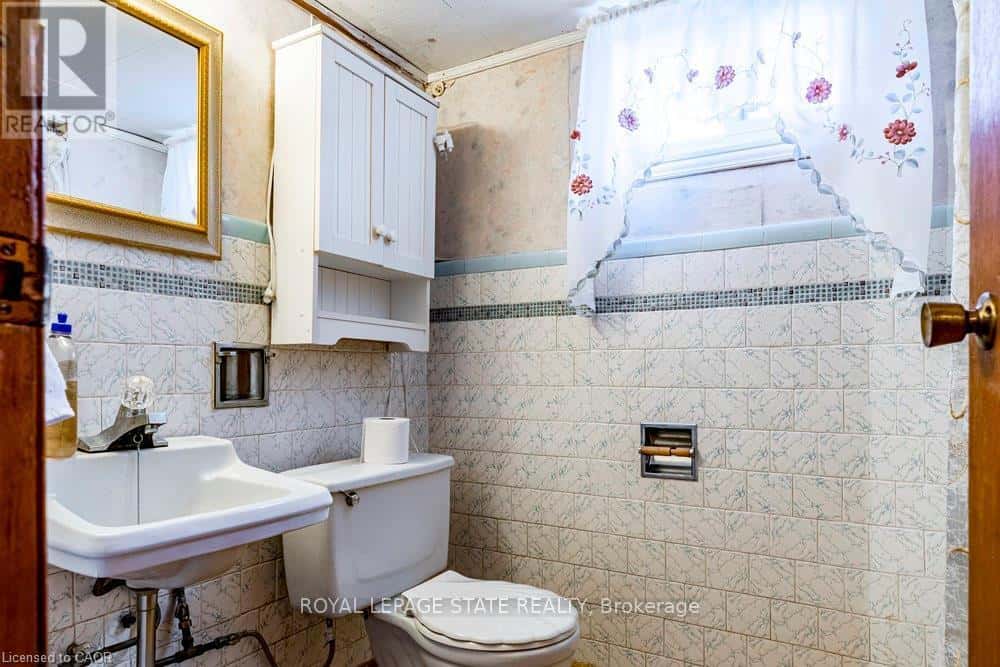 8 SYLVIA CRESCENT — Hamilton (Rosedale), Ontario - Photo 2 of 50