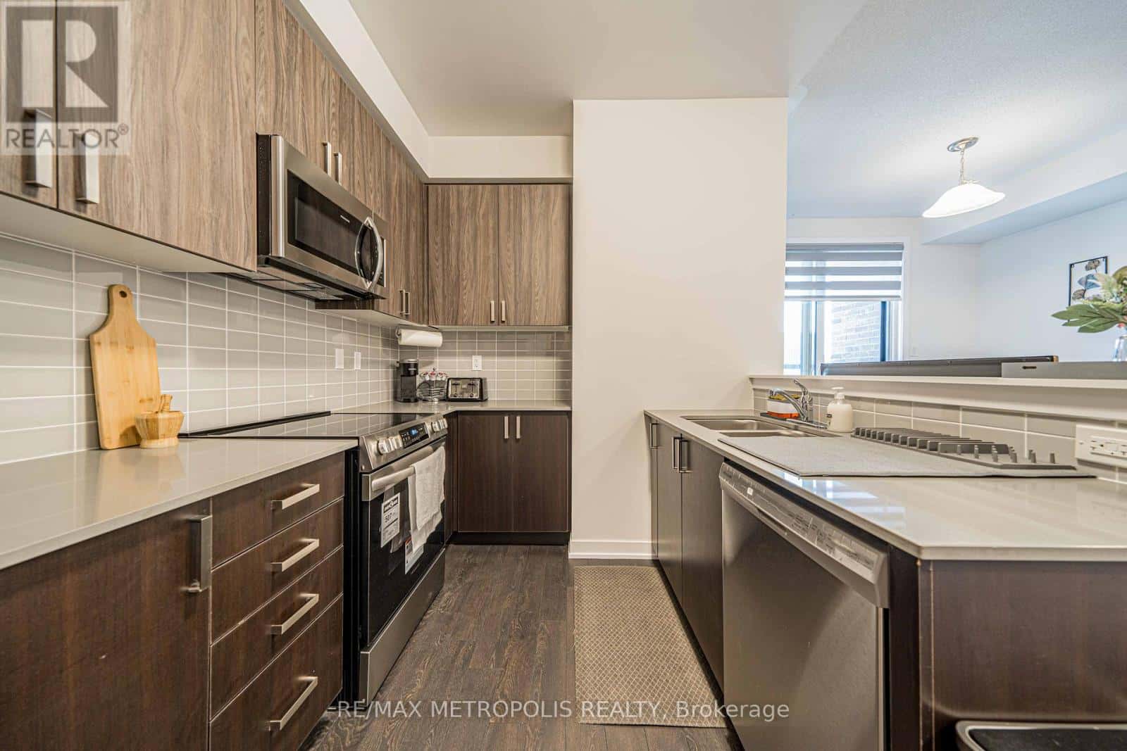 606 - 1865 PICKERING PARKWAY — Pickering (Village East), Ontario - Photo 2 of 40