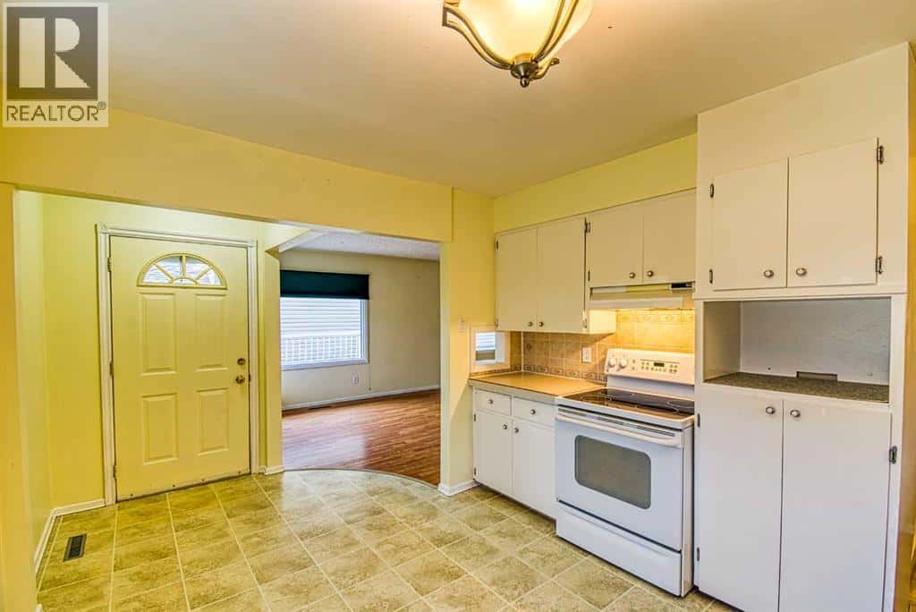 1015 6th Avenue — Beaverlodge, Alberta - Photo 2 of 31