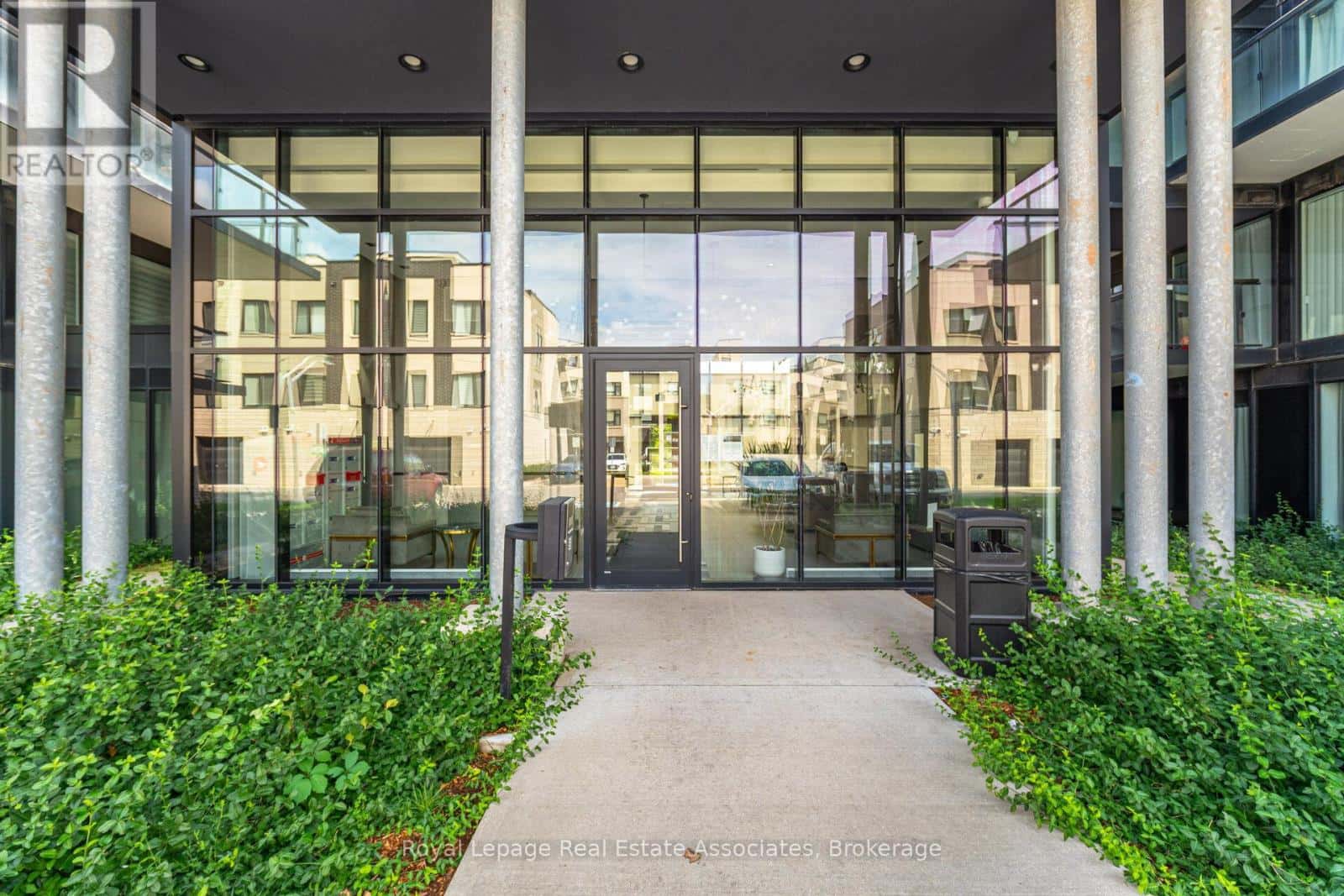 B327 - 1119 COOKE BOULEVARD — Burlington (Bayview), Ontario - Photo 5 of 23