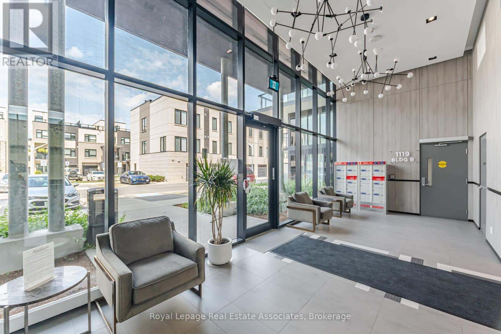 B327 - 1119 COOKE BOULEVARD — Burlington (Bayview), Ontario - Photo 4 of 23