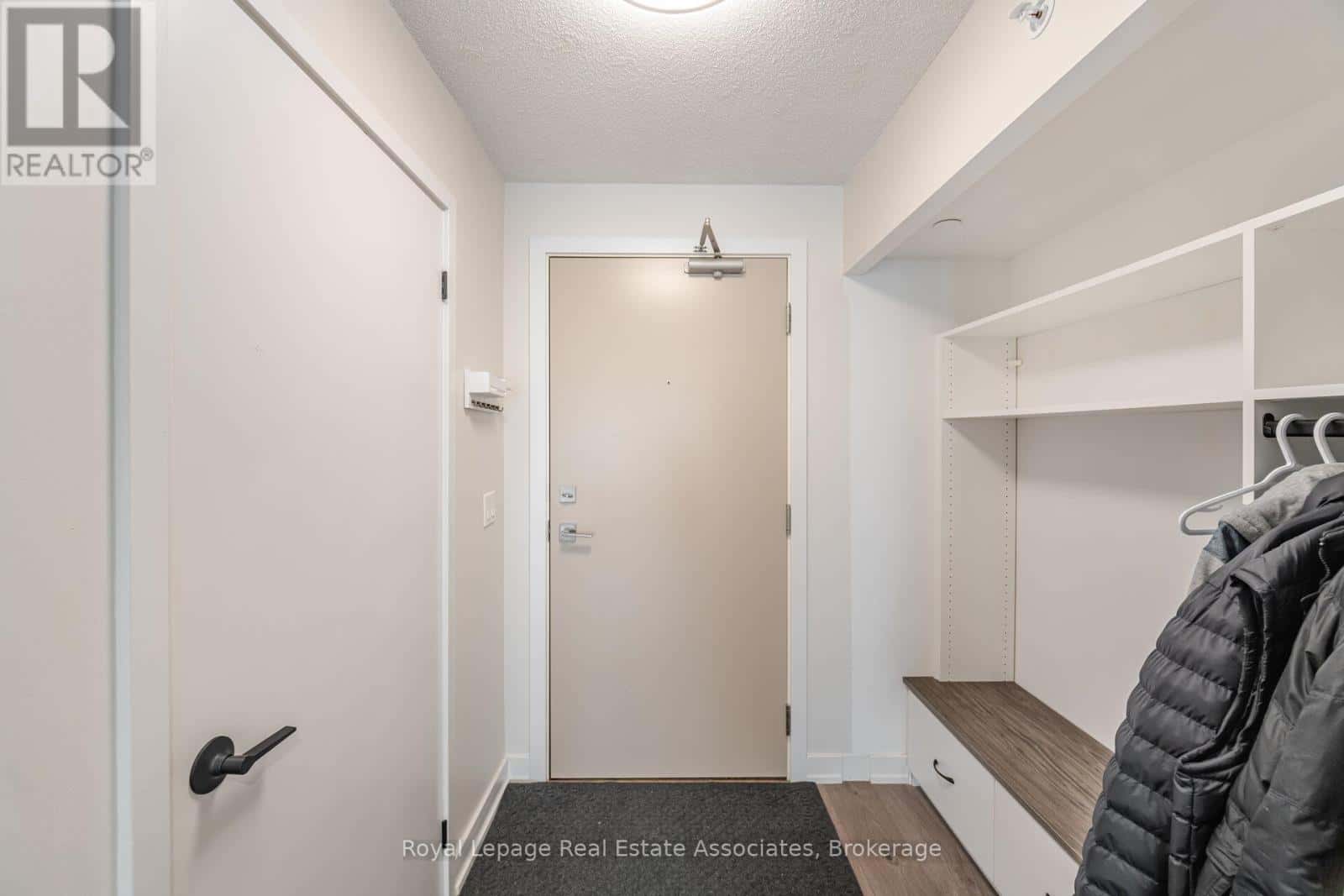 B327 - 1119 COOKE BOULEVARD — Burlington (Bayview), Ontario - Photo 2 of 23