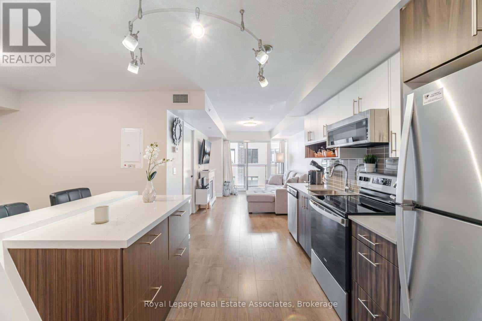 B327 - 1119 COOKE BOULEVARD — Burlington (Bayview), Ontario - Photo 3 of 23