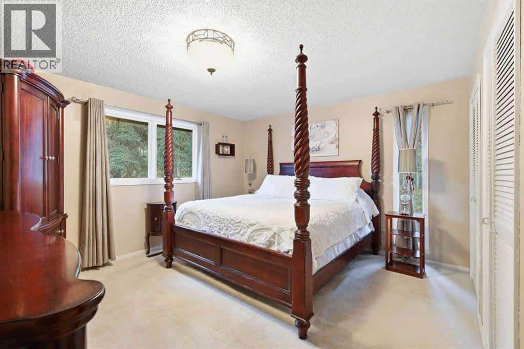 31 white Crescent — Bragg Creek, Alberta - Photo 5 of 50