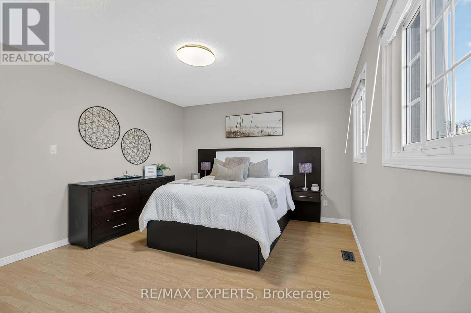 1382 HAZEL MCCLEARY DRIVE — Oakville (CV Clearview), Ontario - Photo 2 of 42