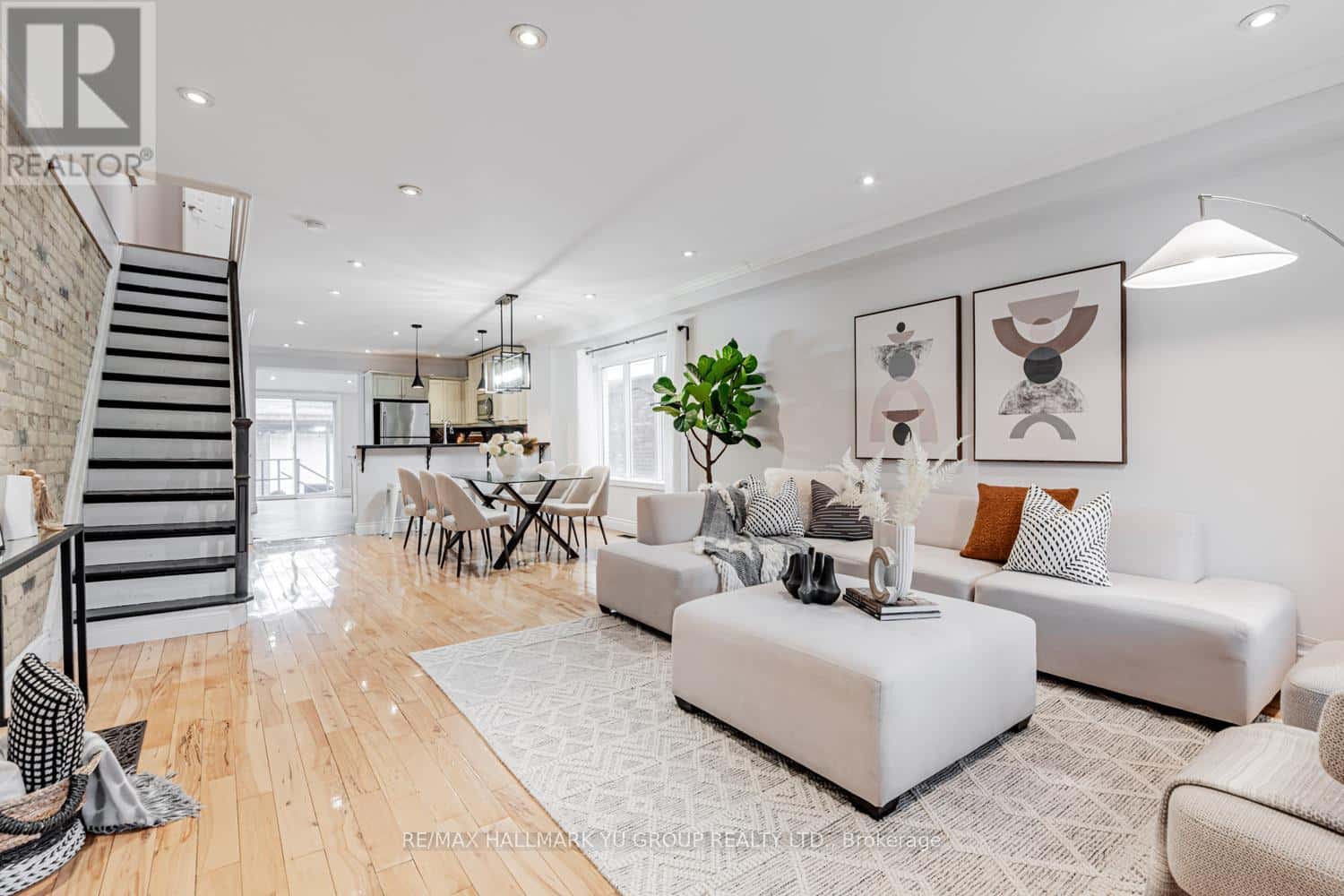 402 MILVERTON BOULEVARD — Toronto (Danforth), Ontario - Photo 2 of 24