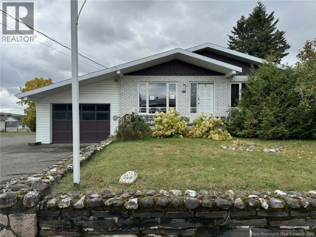 11 Rue De L'Ecole Street