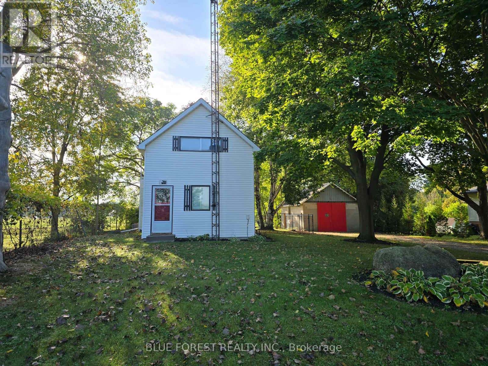 138 CENTRE CENTRE — West Elgin (Rodney), Ontario - Photo 2 of 37