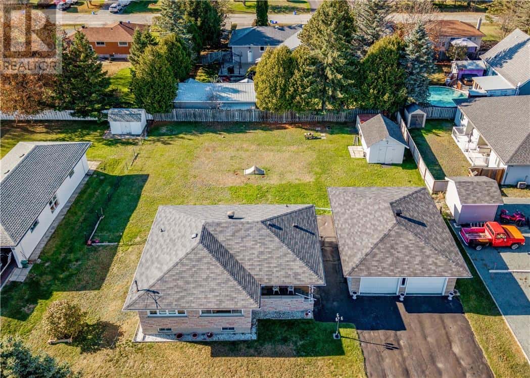 3673 Clarence Street — Val Caron, Ontario - Photo 2 of 27