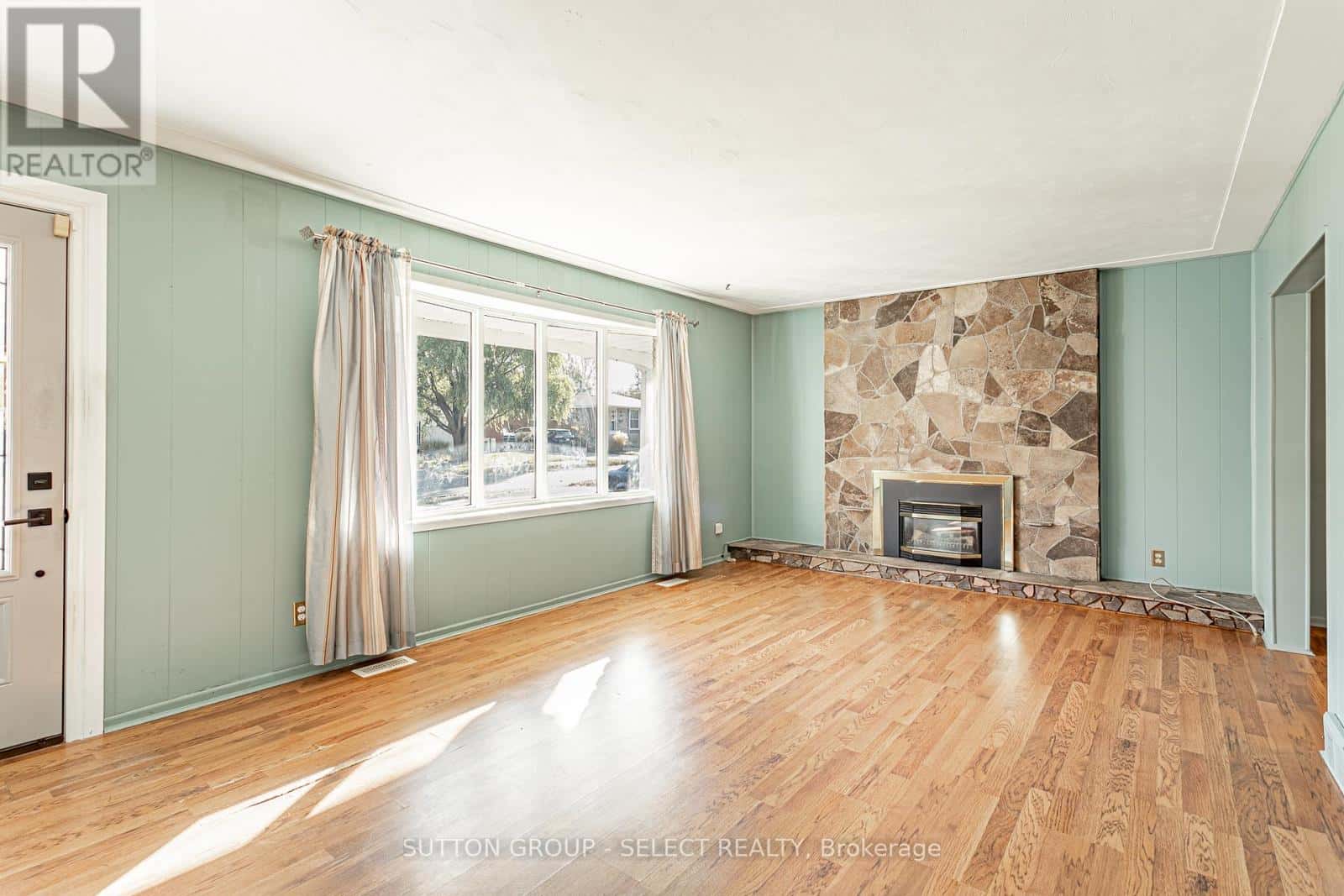 323 BASE LINE ROAD W — London South (South D), Ontario - Photo 4 of 39