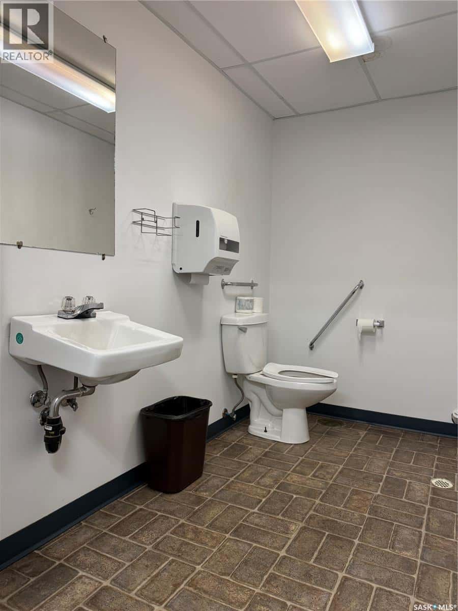 175 3rd AVENUE E — Melville, Saskatchewan - Photo 3 of 47