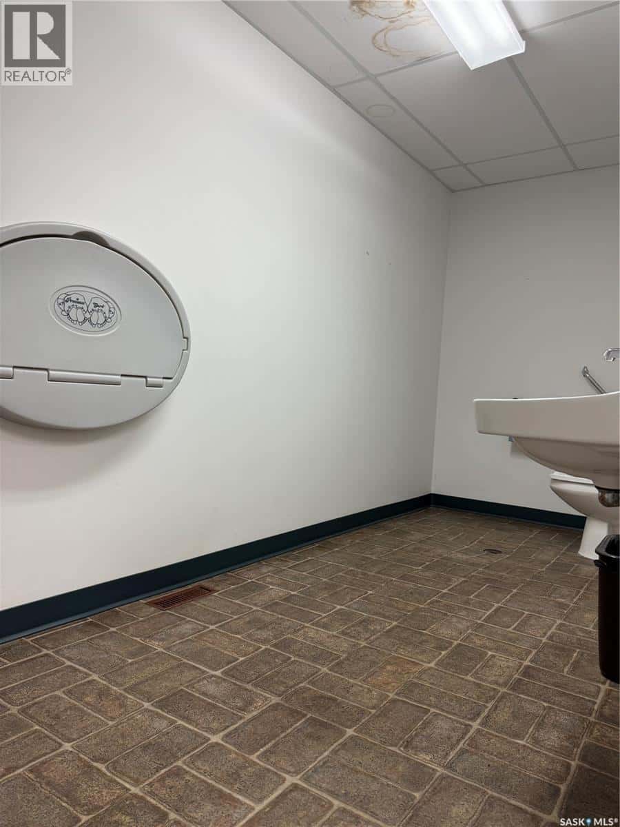 175 3rd AVENUE E — Melville, Saskatchewan - Photo 4 of 47