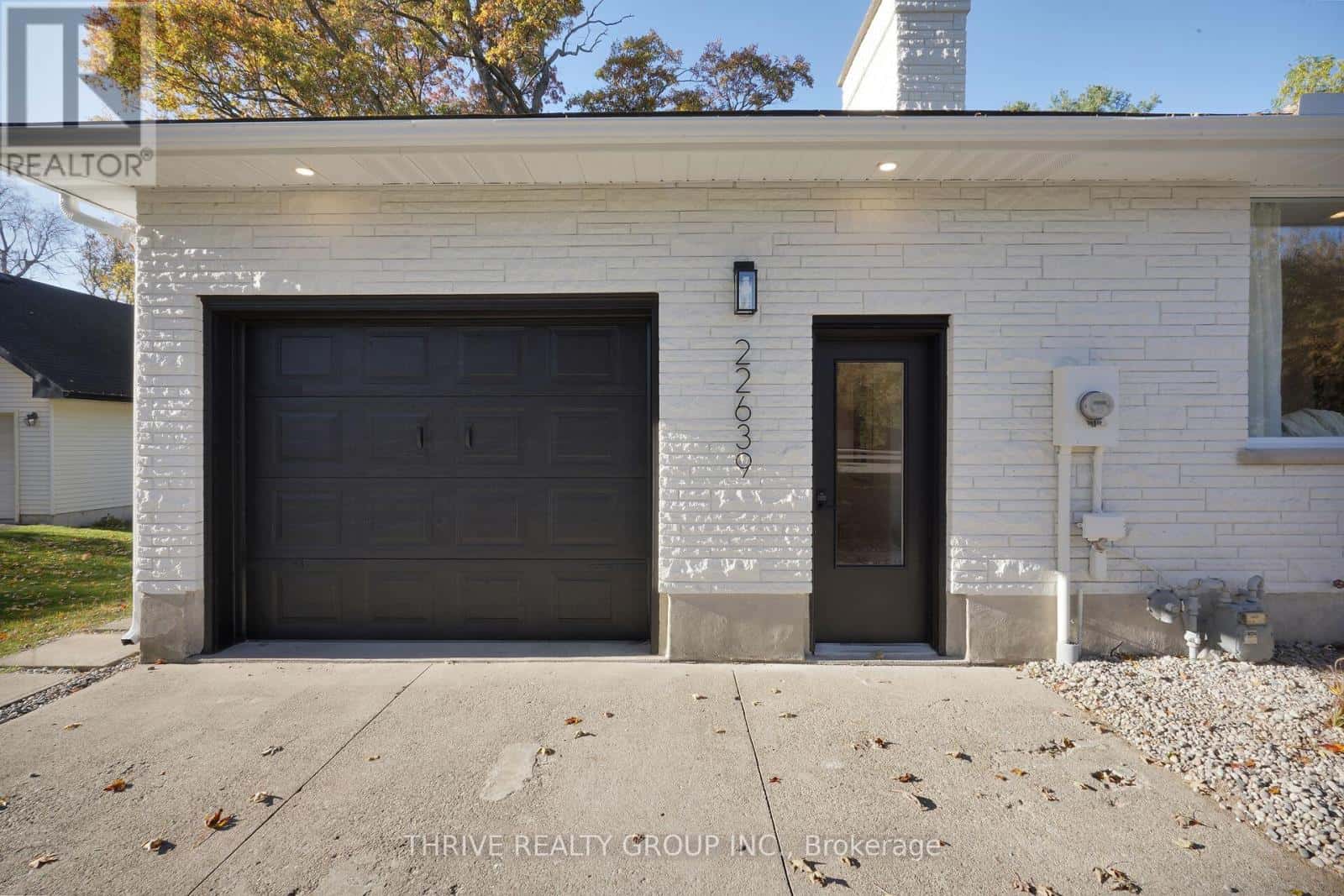 22639 TROOPS ROAD — Strathroy-Caradoc (Mount Brydges), Ontario - Photo 2 of 49