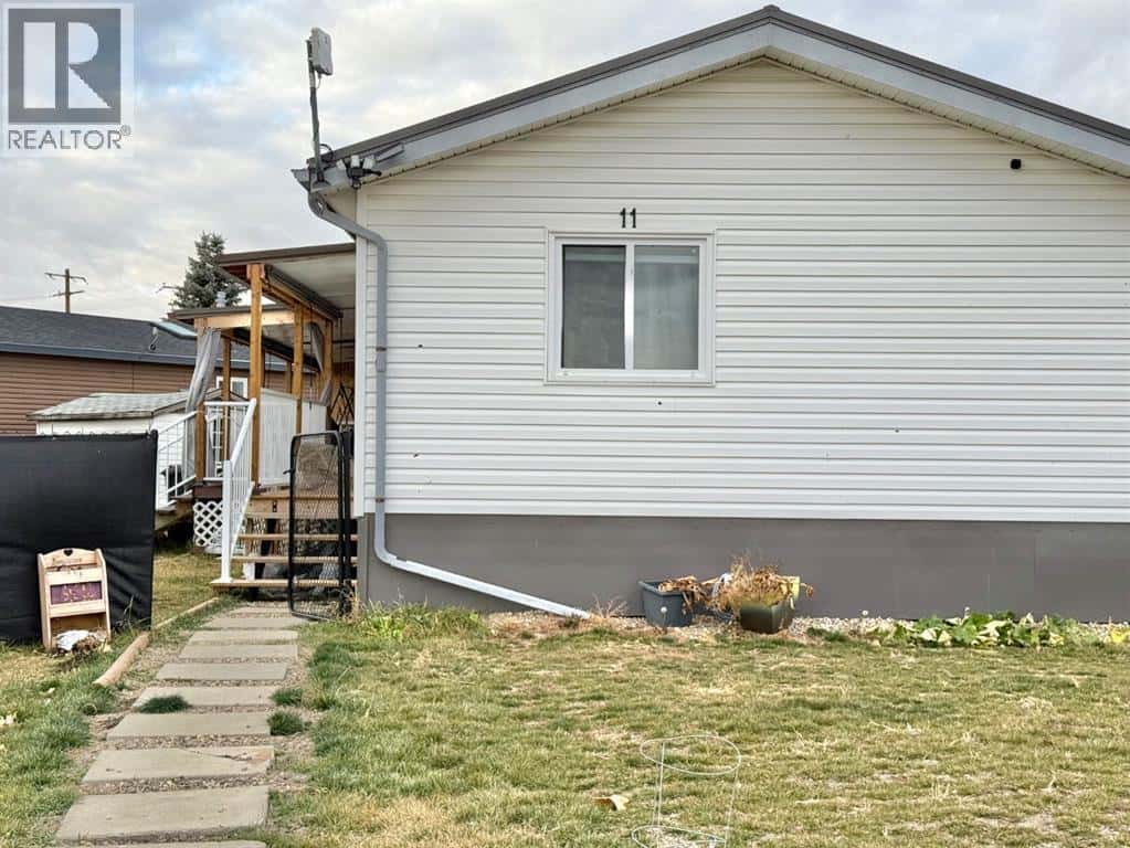 11 Roseglen Drive — Rosemary, Alberta - Photo 2 of 33