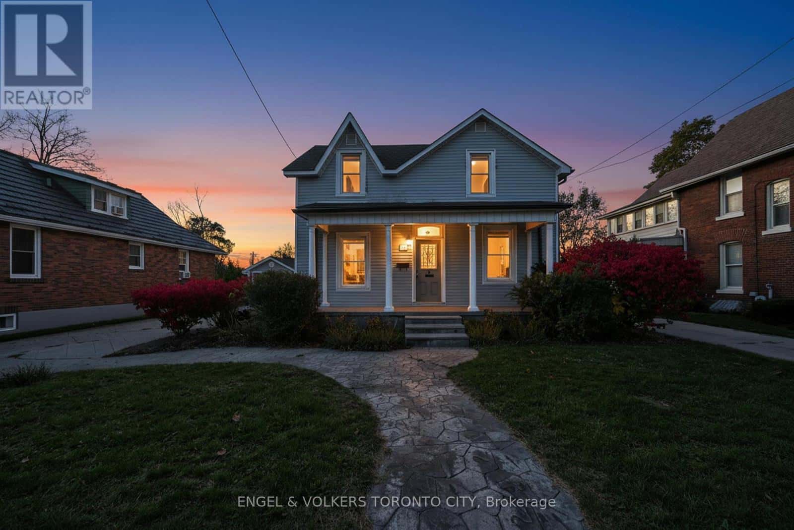 52 PARKSIDE DRIVE — Barrie (Queen's Park), Ontario - Photo 2 of 44