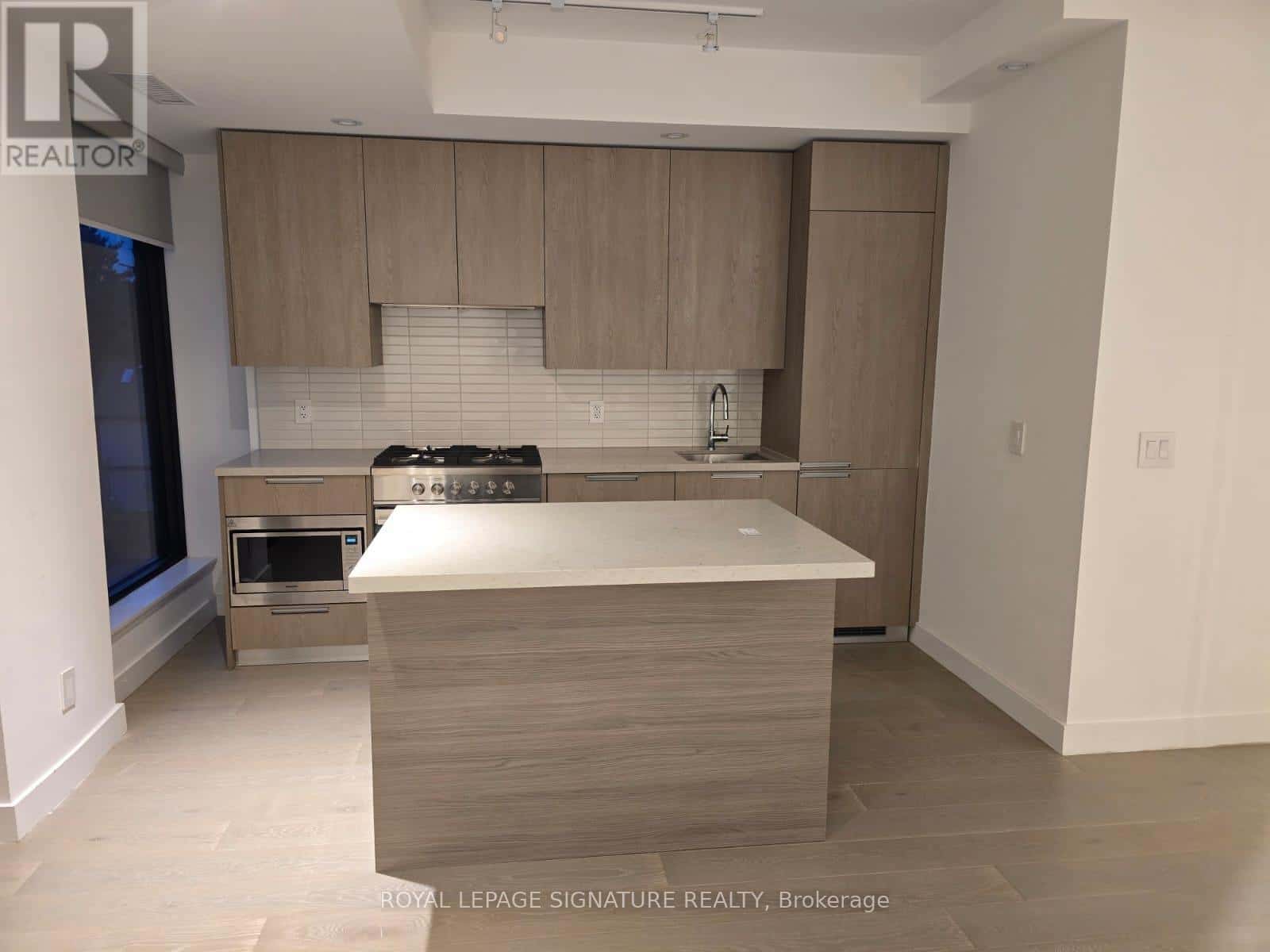 401 - 160 KINGSWAY CRESCENT — Toronto (Kingsway South), Ontario - Photo 2 of 10