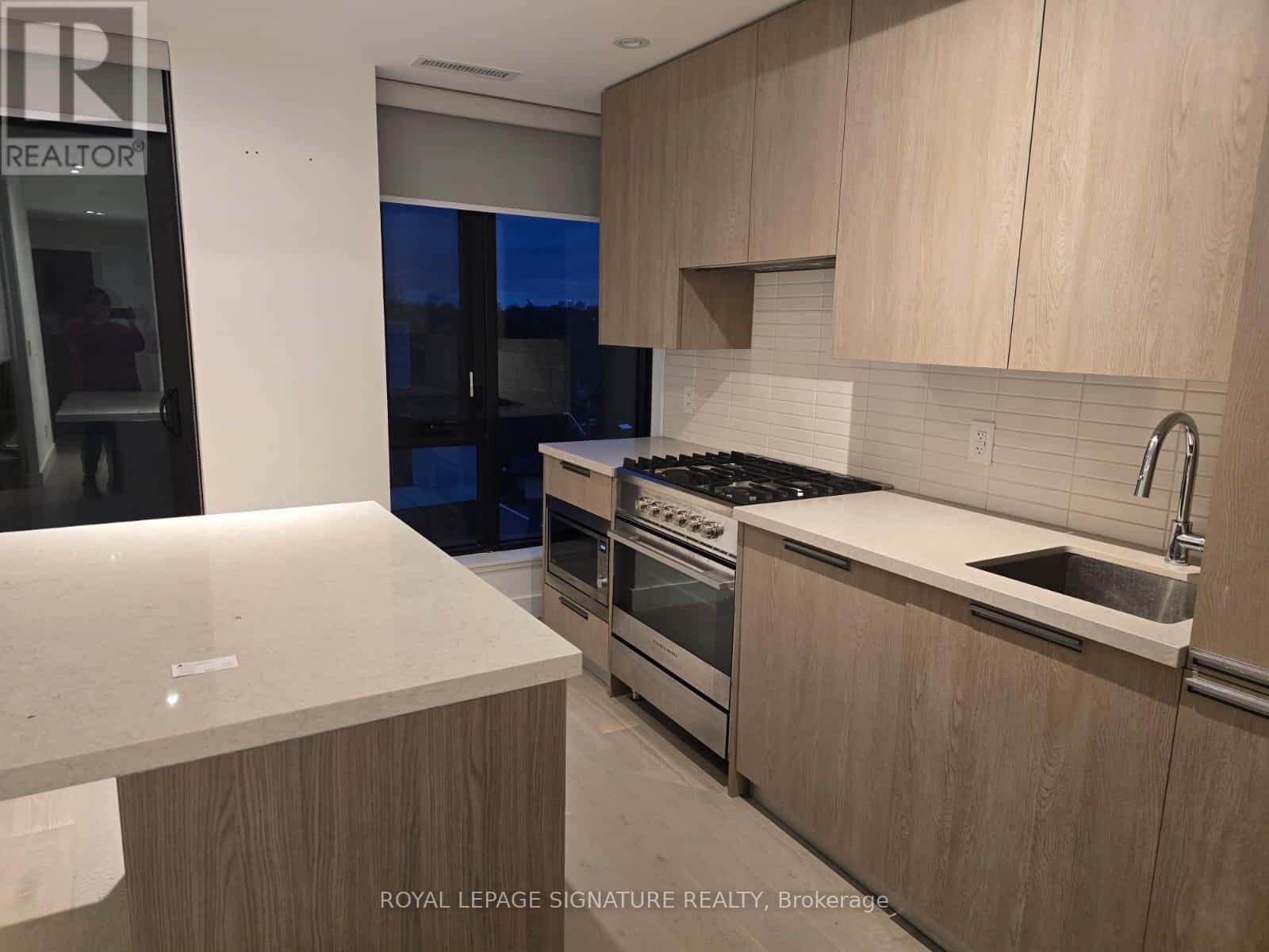 401 - 160 KINGSWAY CRESCENT — Toronto (Kingsway South), Ontario - Photo 3 of 10