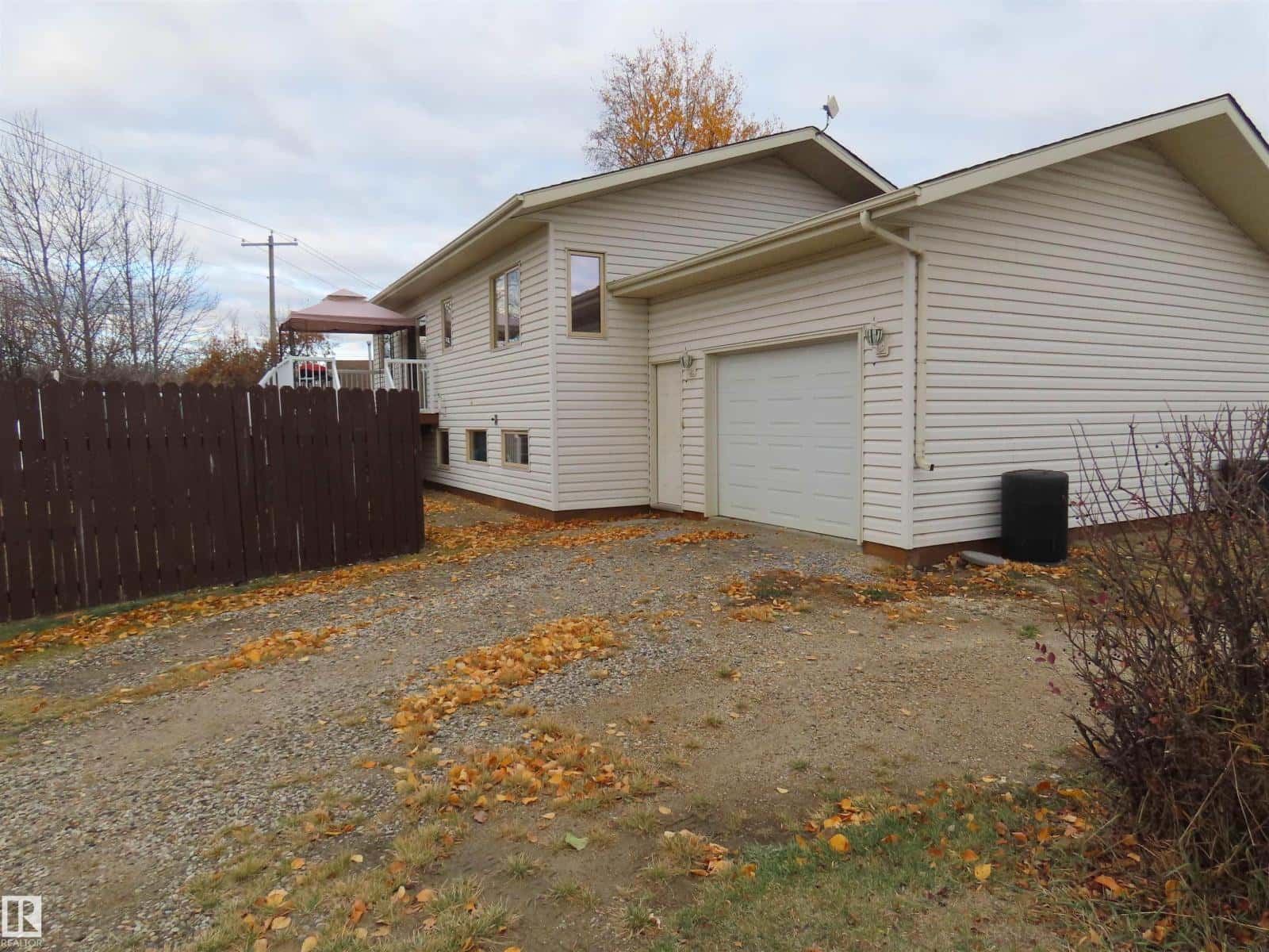 5215 49 AV — Onoway, Alberta - Photo 4 of 34