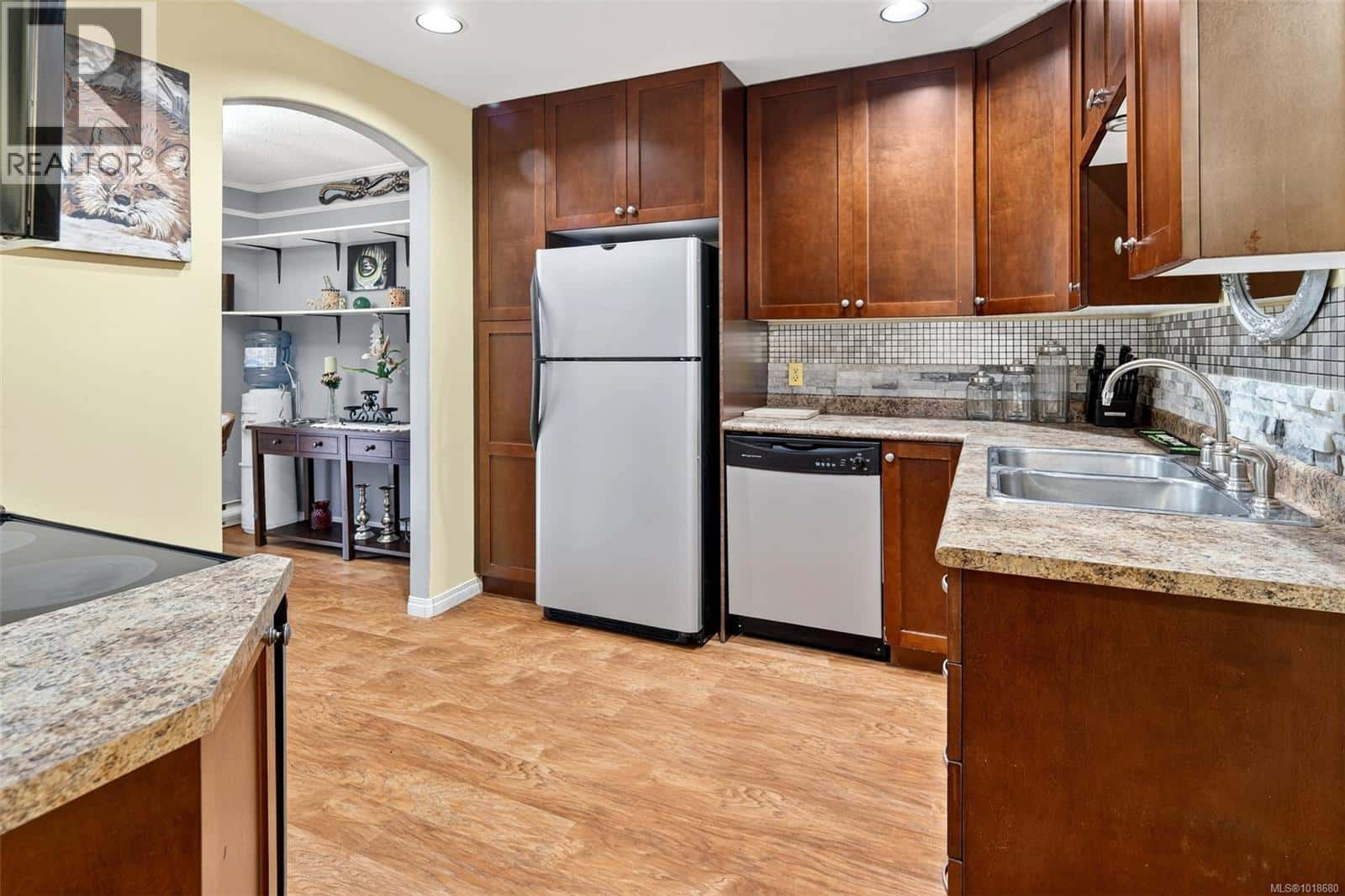 8075 Queen St — Crofton, British Columbia - Photo 4 of 35