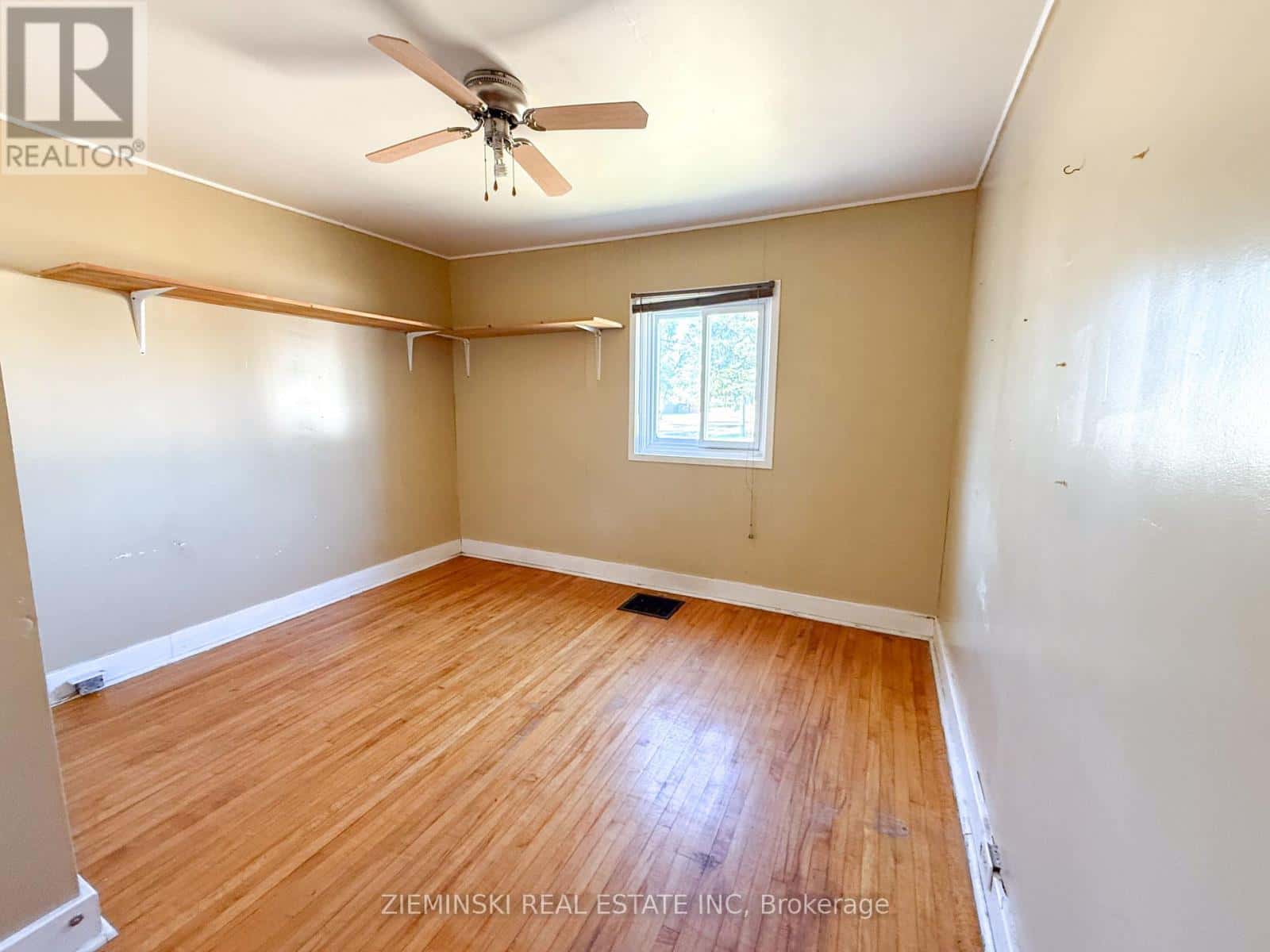 460 ZEALAND AVENUE — Iroquois Falls, Ontario - Photo 5 of 27