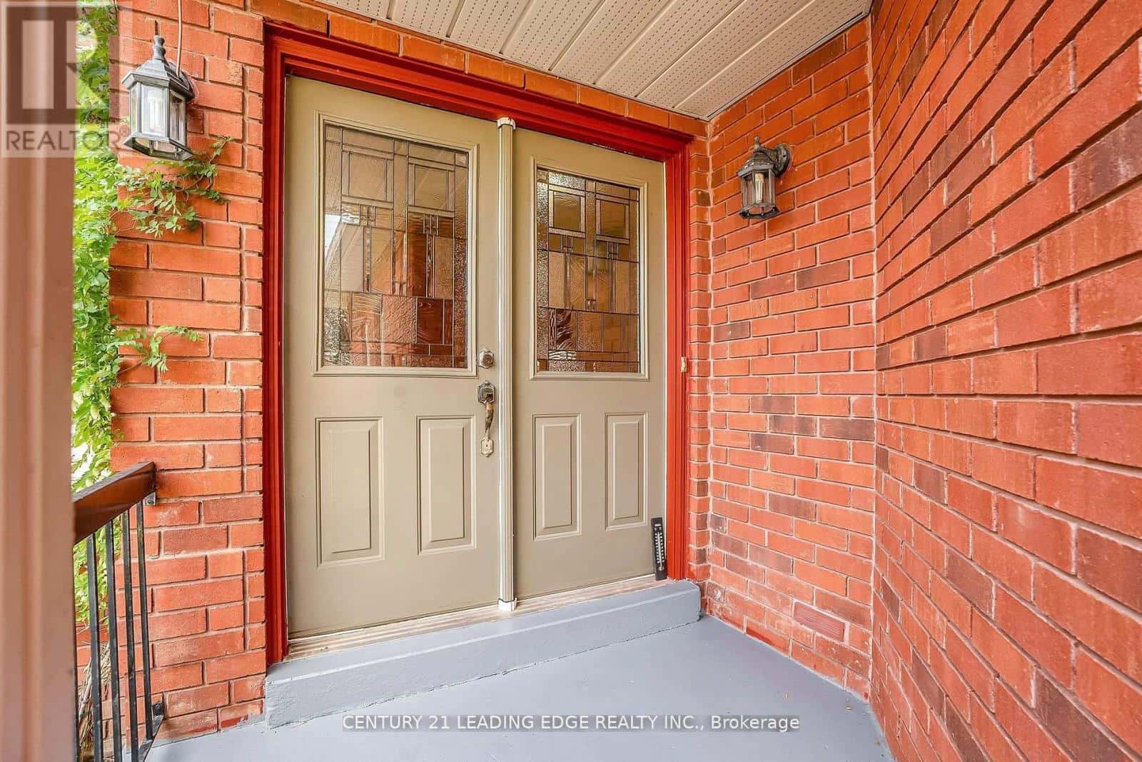 21 BRUSHWOOD CRESCENT — Barrie (Bayshore), Ontario - Photo 2 of 40