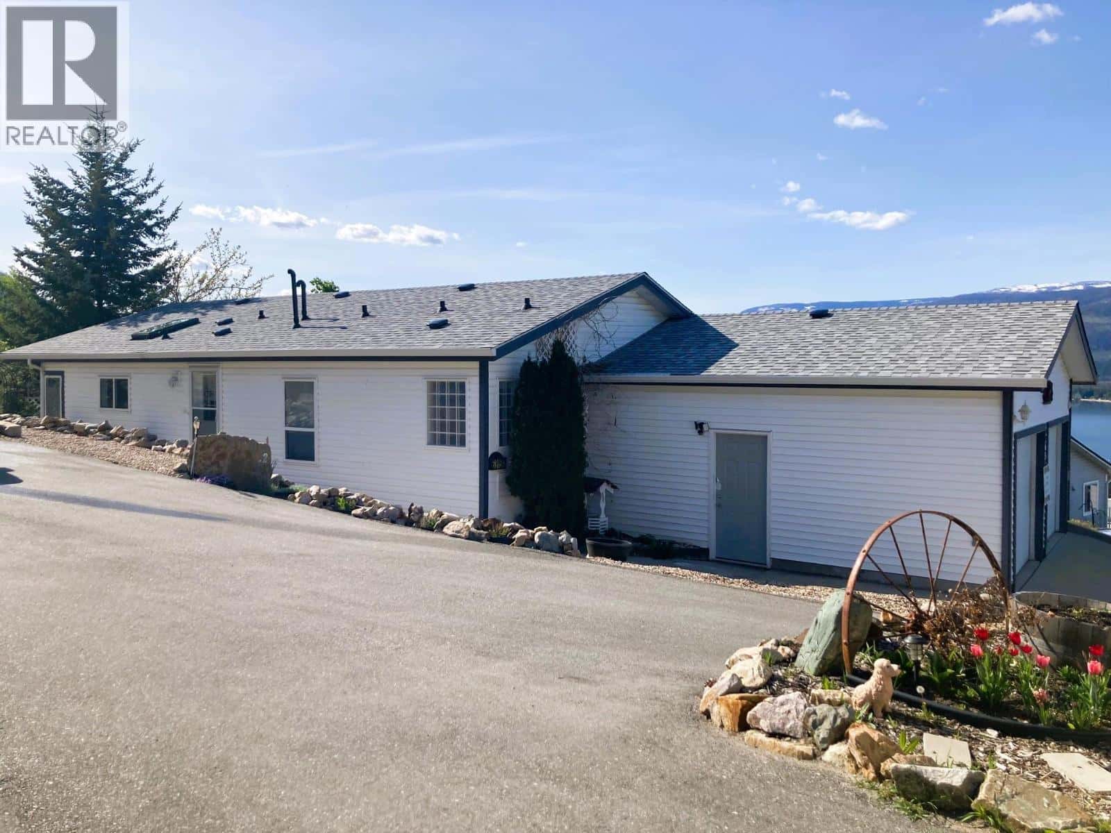 1510 Trans Canada Highway Unit# 63 — Sorrento, British Columbia - Photo 2 of 41