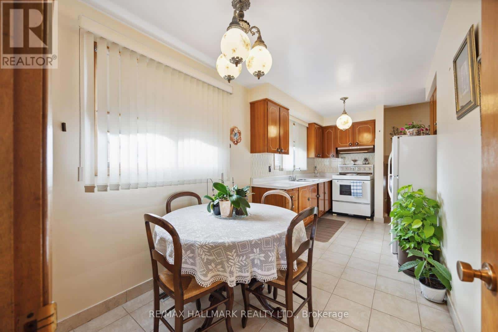 23 LOCKINGTON COURT — Toronto (Humbermede), Ontario - Photo 4 of 28