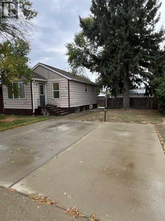 221 3 Avenue — Vauxhall, Alberta - Photo 2 of 22