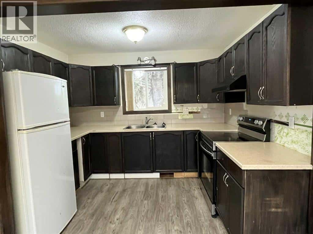 221 3 Avenue — Vauxhall, Alberta - Photo 3 of 22