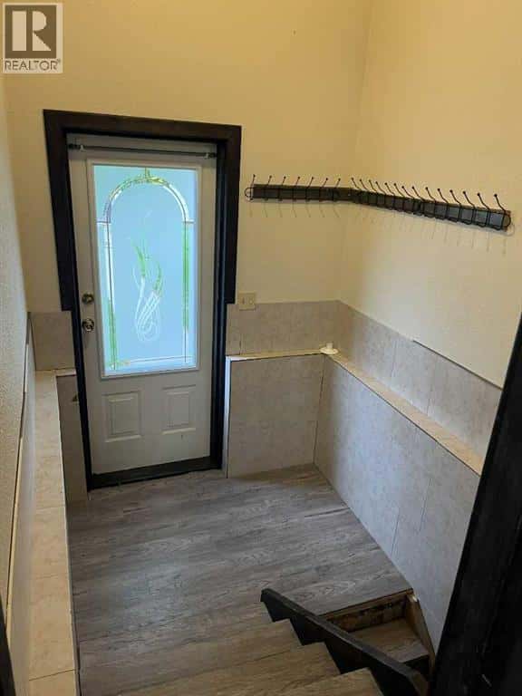 221 3 Avenue — Vauxhall, Alberta - Photo 5 of 22