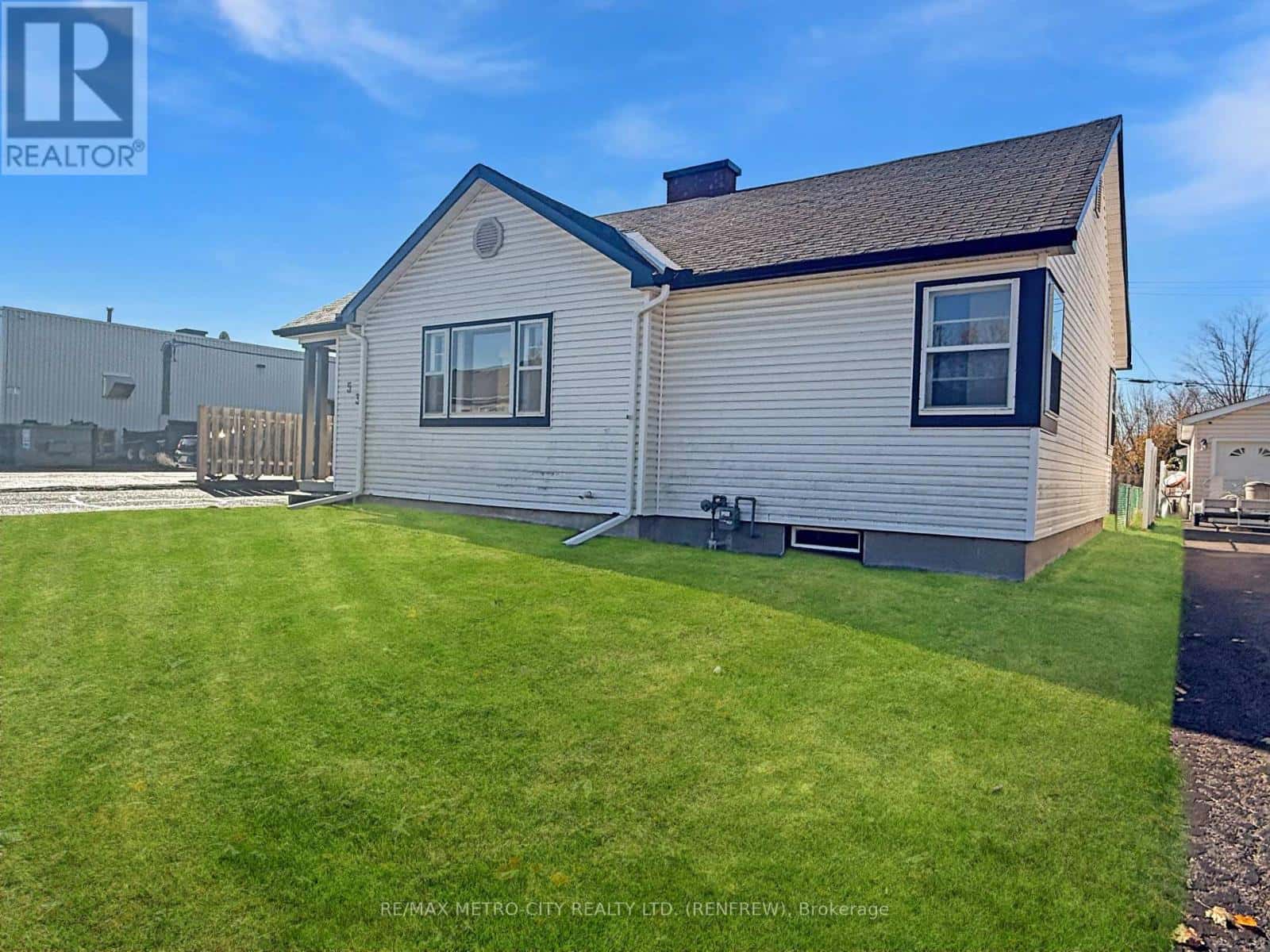 530 NEW STREET — Renfrew, Ontario - Photo 3 of 25