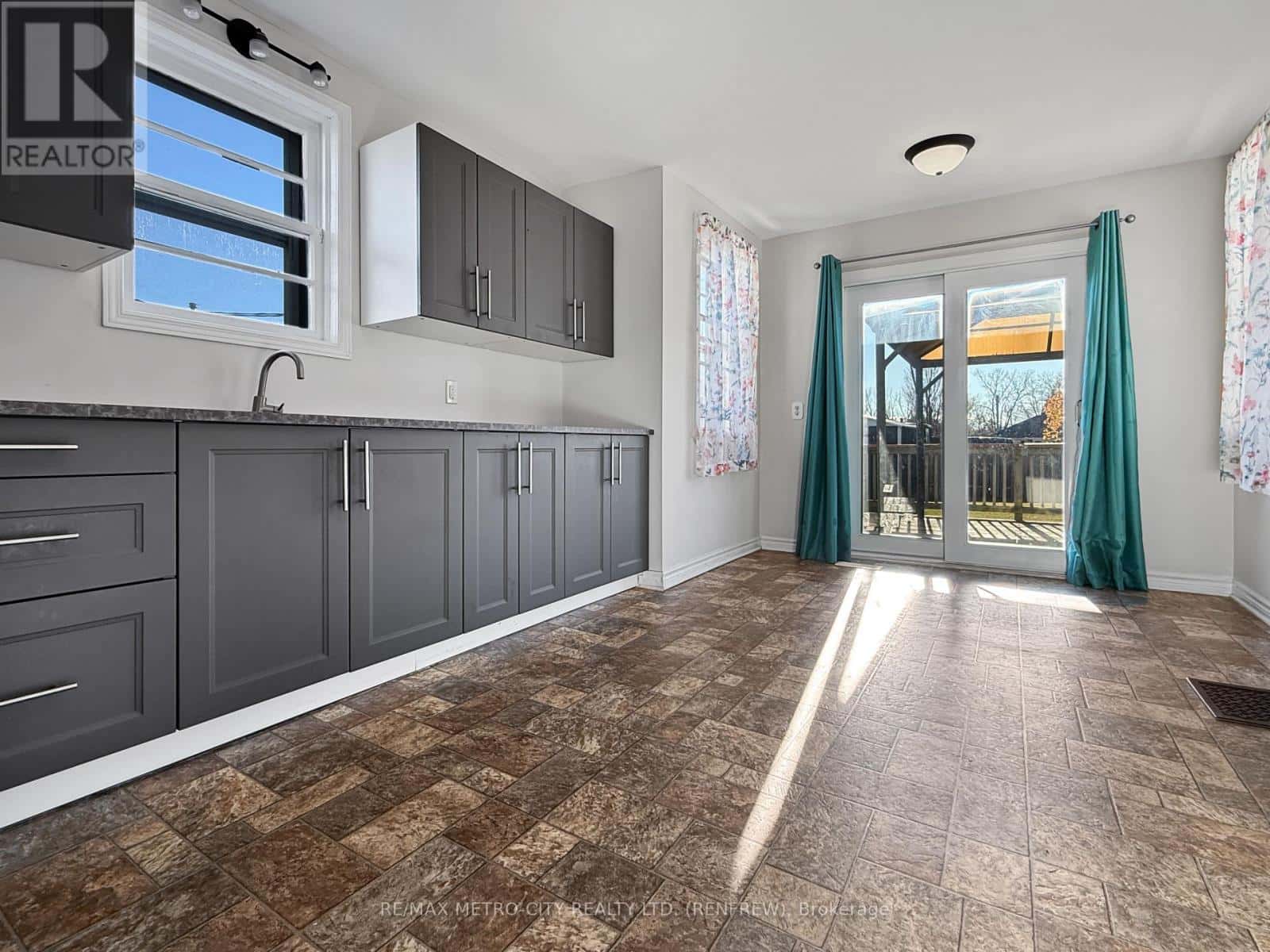 530 NEW STREET — Renfrew, Ontario - Photo 4 of 25