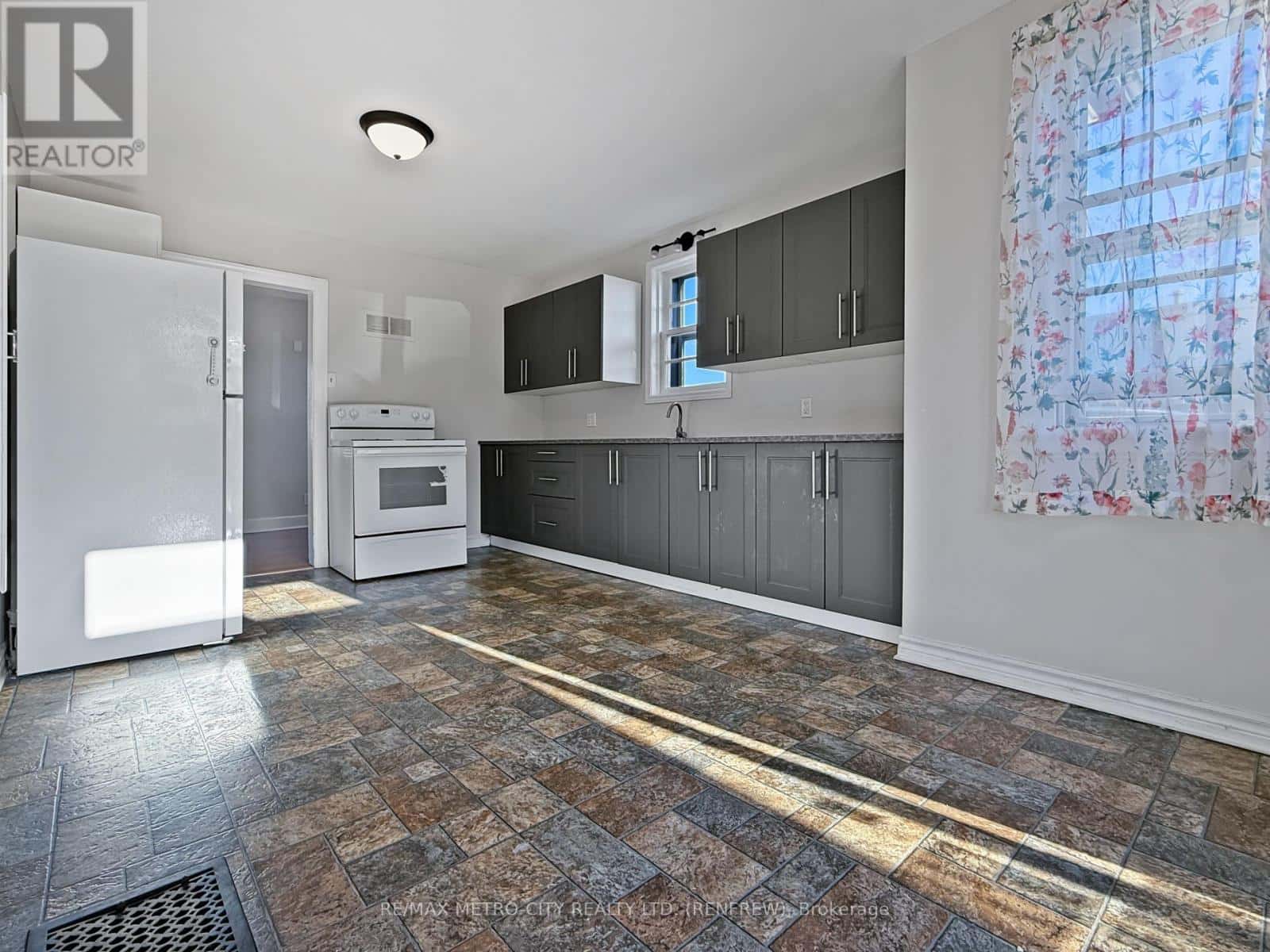 530 NEW STREET — Renfrew, Ontario - Photo 5 of 25