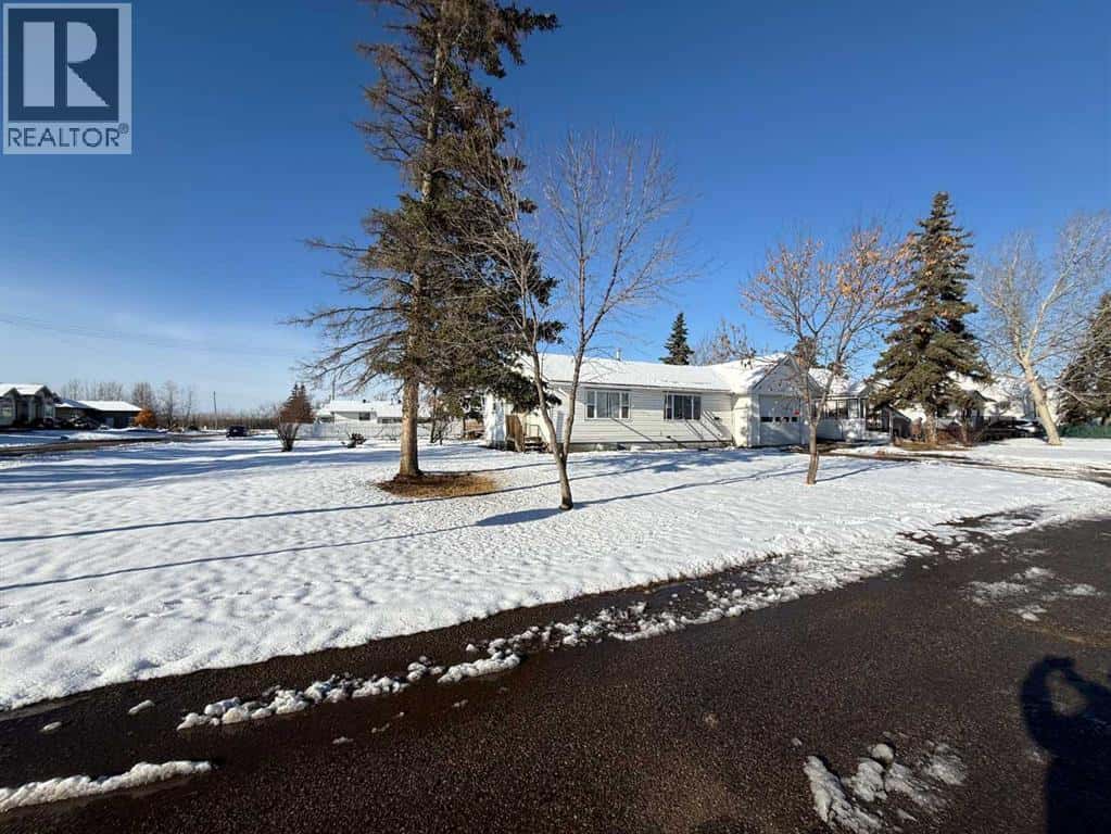 4608 53 Street — Rycroft, Alberta - Photo 4 of 12