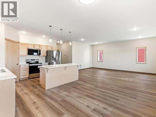 238 LEOTA STREET — Whitehorse, Yukon - Photo 2 of 24