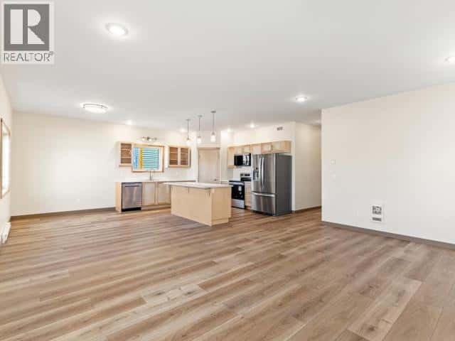 238 LEOTA STREET — Whitehorse, Yukon - Photo 3 of 24