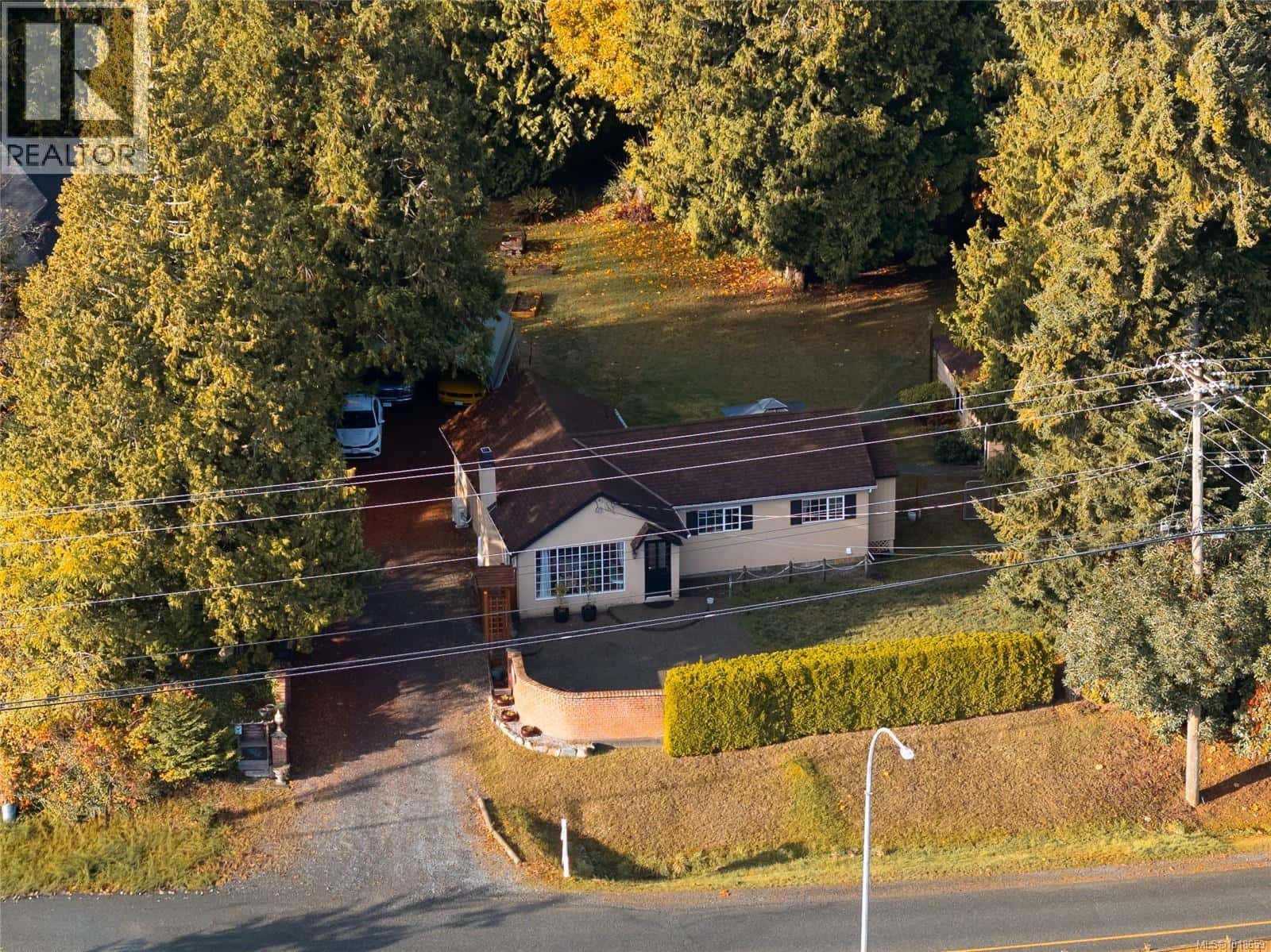 2514 Lodgepole Rd — Mill Bay, British Columbia - Photo 2 of 44