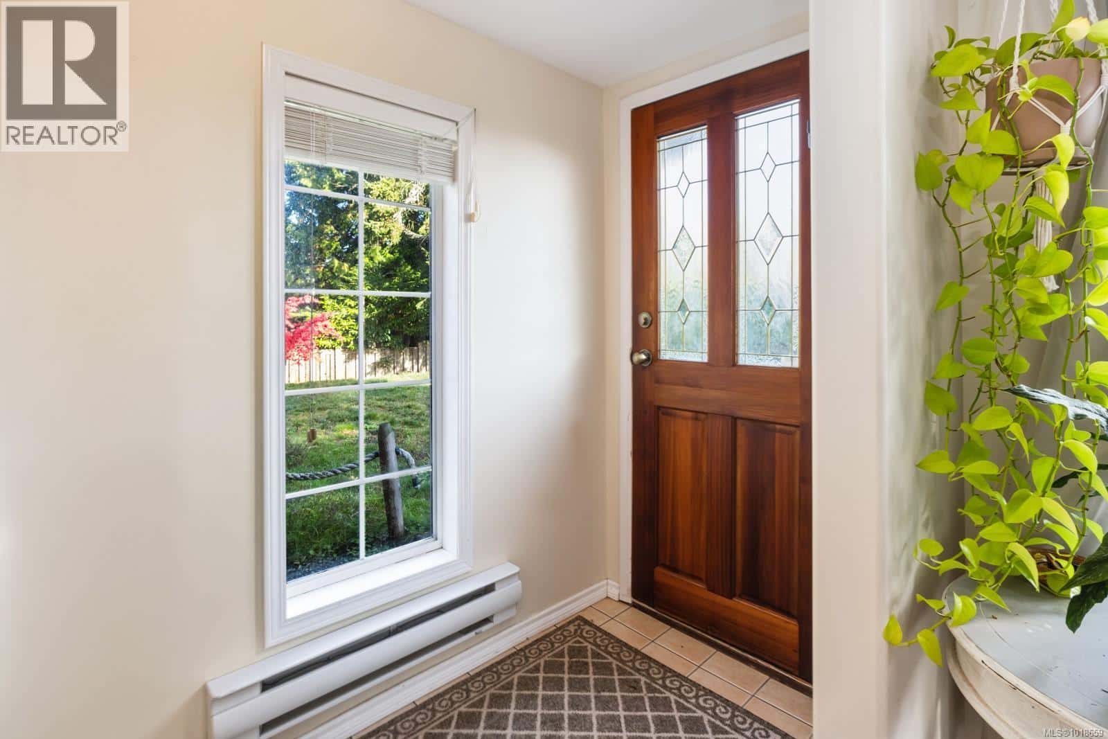 2514 Lodgepole Rd — Mill Bay, British Columbia - Photo 4 of 44