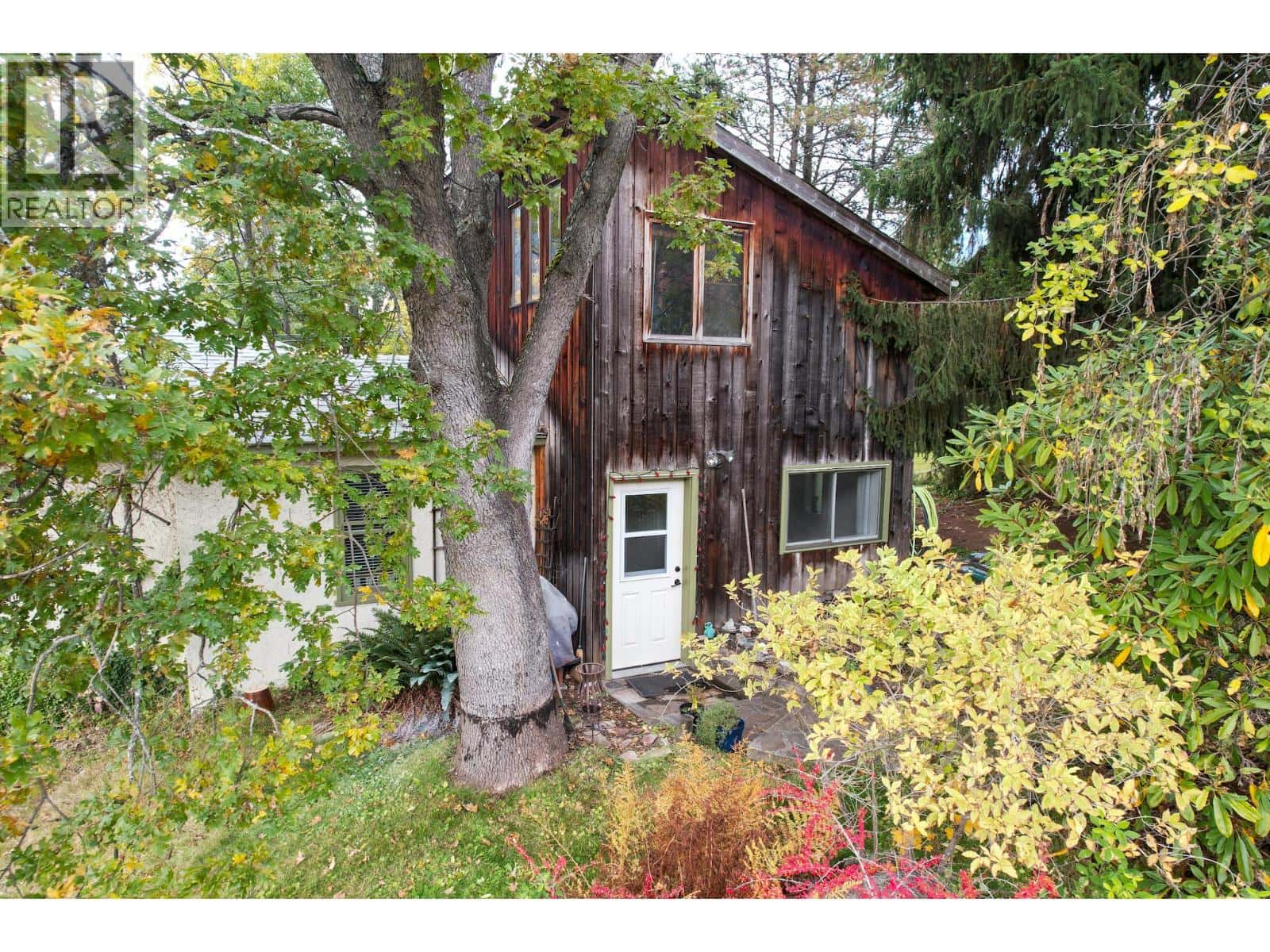 3273 Broadwater Road Street — Robson, British Columbia - Photo 3 of 50