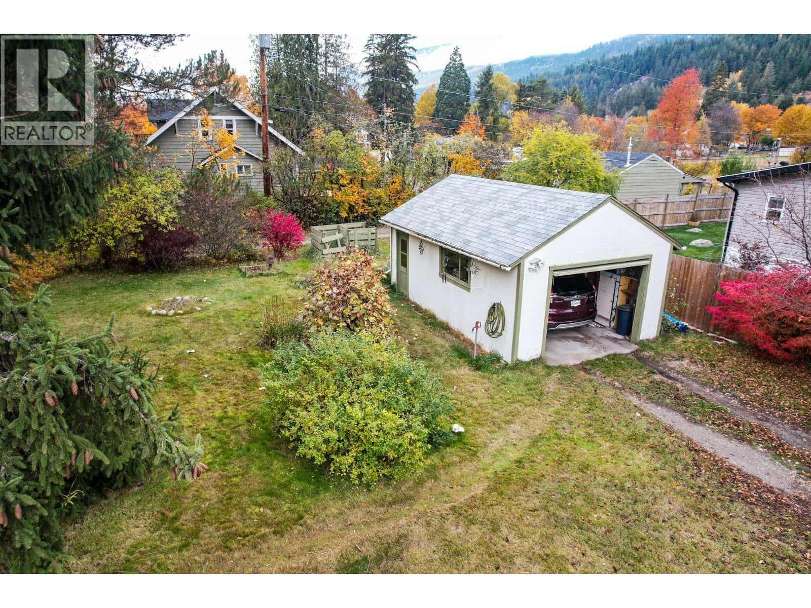 3273 Broadwater Road Street — Robson, British Columbia - Photo 4 of 50