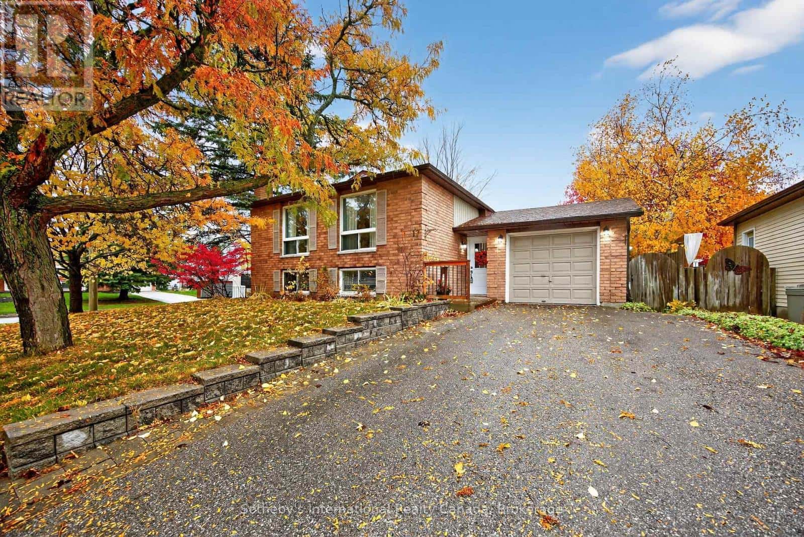 17 COLES STREET — Barrie (Sunnidale), Ontario - Photo 2 of 50