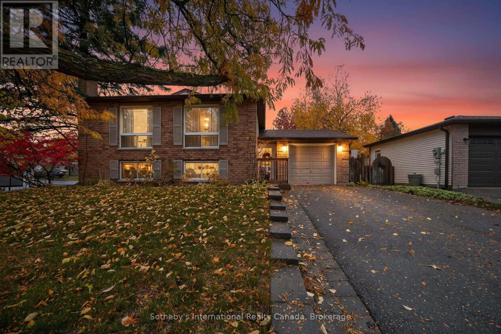 17 COLES STREET — Barrie (Sunnidale), Ontario - Photo 3 of 50