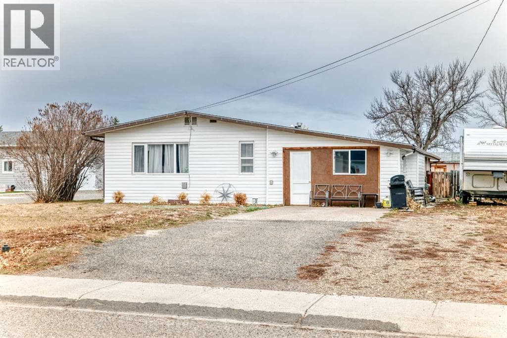 139 W 100 S — Raymond, Alberta - Main photo