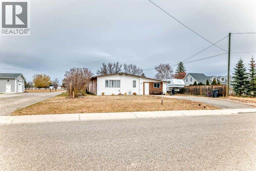 139 W 100 S — Raymond, Alberta - Photo 3 of 18