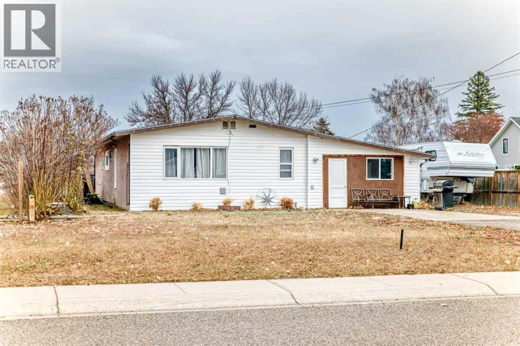 139 W 100 S — Raymond, Alberta - Photo 4 of 18